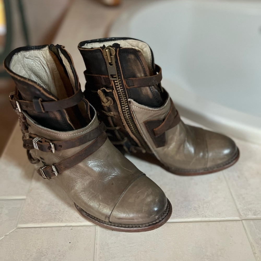 Freebird Crue size 9 multi grey